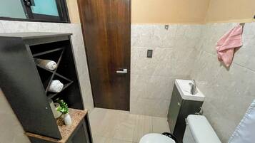 Serviettes fournies, papier toilette