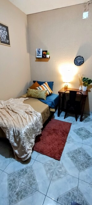 1 slaapkamer, een strijkplank/strijkijzer, gratis wifi, beddengoed