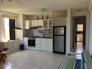 Fridge, oven, coffee/tea maker, electric kettle - Studio apartment in front of C.Cial La Vela, near the beach, with swimming pool and 24 hour security. (Porlamar)