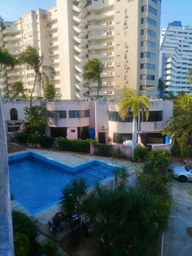Studio apartment in front of C.Cial La Vela, near the beach, with swimming pool and 24 hour security.