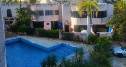 Studio apartment in front of C.Cial La Vela, near the beach, with swimming pool and 24 hour security.