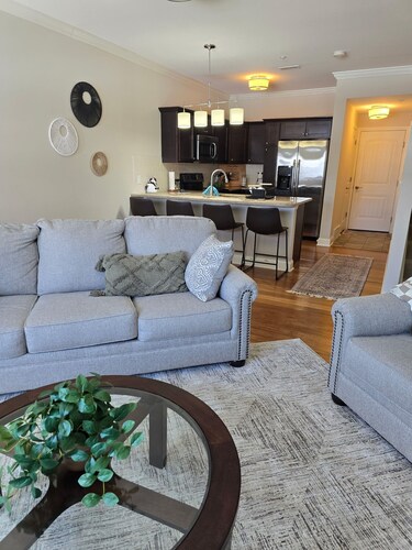 Cozy 2-bedroom townhome in charming Saratoga Springs with WiFi