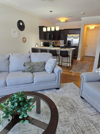 Cozy 2-bedroom townhome in charming Saratoga Springs with WiFi