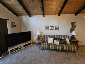 Smart-tv, een open haard en boeken