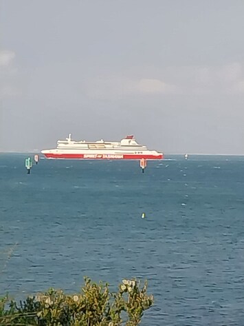 8 minutes to the Tasmania Quay