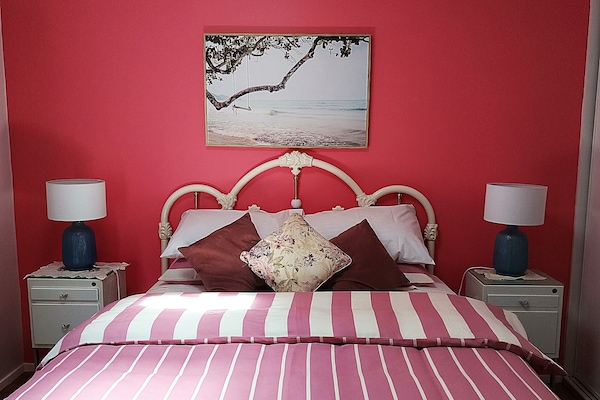 Enjoy the calm of a spacious bedroom with queen size bed, cosy mattress, etc