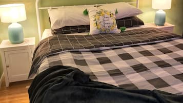 2 Schlafzimmer, Schreibtisch, Bügeleisen/Bügelbrett, Reisekinderbett