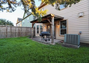 Terrace/patio - Spacious Family Gem: Near NRG Stadium/Med Center - Pool Table - BBQ -15 guests (Houston)