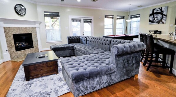 Smart TV, table tennis - Spacious Family Gem: Near NRG Stadium/Med Center - Pool Table - BBQ -15 guests (Houston)