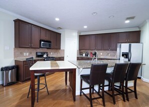 Fridge, microwave, oven, stovetop - Spacious Family Gem: Near NRG Stadium/Med Center - Pool Table - BBQ -15 guests (Houston)