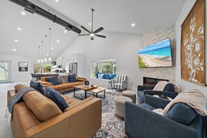 Smart-TV, Kamin, Tischtennisplatte