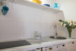 Geladeira, cooktop, talheres/pratos/utensílios de cozinha