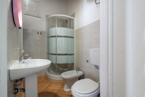 Dusche, Haartrockner, Bidet, Handtücher