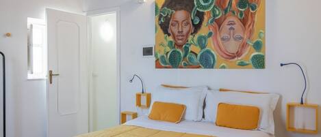 Een strijkplank/strijkijzer, internet, beddengoed