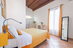 Iron/ironing board, Internet, bed sheets - GuestHost - Cozy studio apartment of 25 sqm, for 2 people, located on the third floor of a renovated building (NO lift). The property is located in the heart of the historic and lively Ballarò market (Traffic-Restricted Atra), a few steps from all the m (Palermo)
