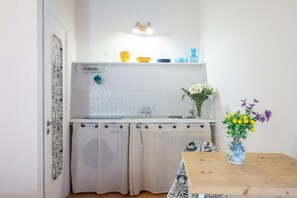 Fridge, stovetop, cookware/dishes/utensils - GuestHost - Cozy studio apartment of 25 sqm, for 2 people, located on the third floor of a renovated building (NO lift). The property is located in the heart of the historic and lively Ballarò market (Traffic-Restricted Atra), a few steps from all the m (Palermo)