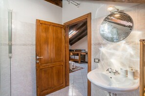 Dusche, Haartrockner, Bidet, Handtücher