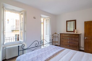 3 habitaciones, tabla de planchar con plancha, wifi y ropa de cama 