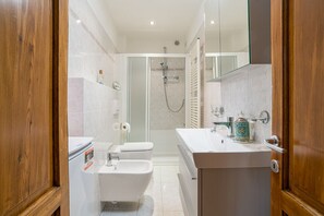 Douche, séchoir à cheveux, bidet, serviettes fournies