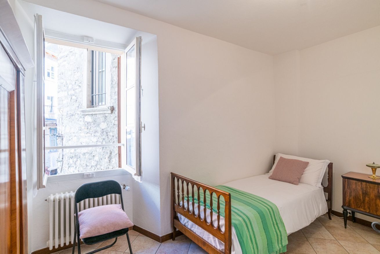 3 habitaciones, tabla de planchar con plancha, wifi y ropa de cama 