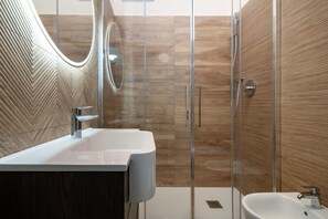 Douche, sèche-cheveux, bidet, serviettes fournies