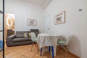 Unclassified image, 5 of 10, button - GuestHost - Cozy studio apartment of 30 sqm, for up to 4 people, located on the 2nd floor of a renovated building (NO lift). The property is located in the heart of the historic and lively Ballarò market (Traffic-Restricted Atra), a few steps from all t (Palermo)