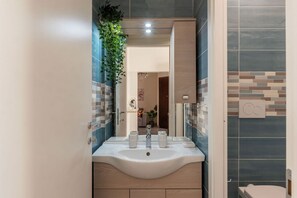 Dusj, hårføner og håndklær