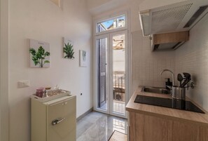 Réfrigérateur, micro-ondes, plaque de cuisson