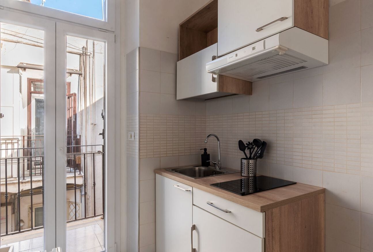 Réfrigérateur, four à micro-ondes, surface de cuisson
