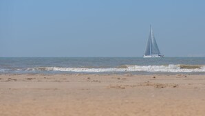 Un velero en un mar tranquilo bajo un cielo despejado.