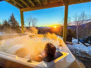 Outdoor spa tub - Sauna, Hot Tub, Game Room & Mountain Views (Newry)
