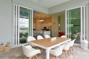 屋外ダイニングエリア