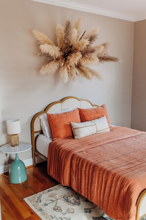4 bedrooms, iron/ironing board, WiFi, bed sheets - Spacious Group Stay-Pond Retreat, Fishing & Wineries Near Cville & SNP (Ruckersville)
