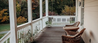 Spacious Group Stay-Pond Retreat, Fishing & Wineries Near Cville & SNP