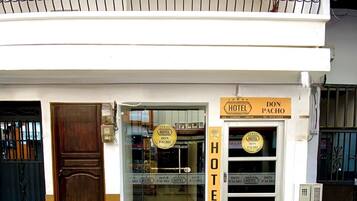 Vista frontal de la propiedad