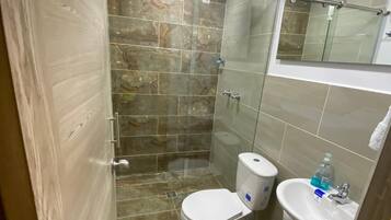 Regadera, toallas, jabón, papel de baño