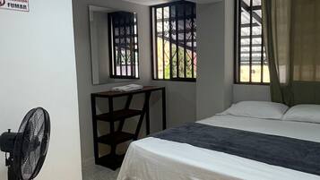 Escritorio, espacio para trabajar con laptop y insonorización