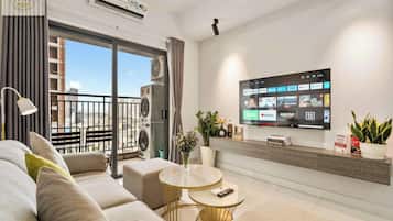 Apartamento de diseño, 2 habitaciones, balcón, vistas a la ciudad | Zona de estar | Televisión de pantalla plana de 42 pulgadas con canales por cable
