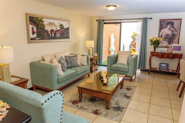 Smart TV, fireplace - Posada Doña Lucilia.  Comfort, elegance and beauty.  Your home away from home. (Mixco)