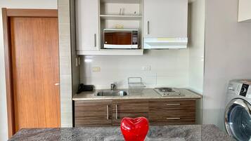 Frigorifero, microonde, macchina per tè/caffè, frullatore