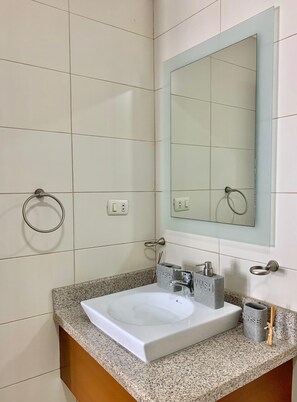 Dusche, Handtücher, Seife, Toilettenpapier