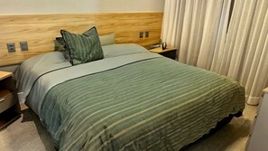 7 chambres, bureau, fer et planche à repasser, lit parapluie