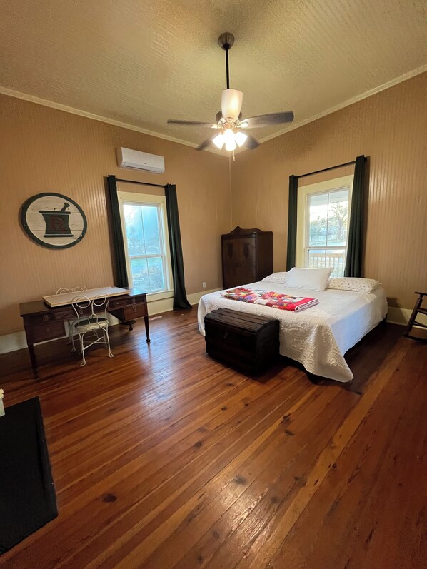 4 makuuhuonetta, tallelokero huoneessa, työpöytä, silitysrauta/-lauta