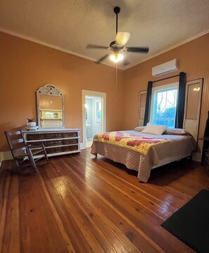 4 bedrooms, in-room safe, desk, iron/ironing board