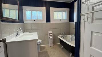 Douche, serviettes fournies, savon, shampoing
