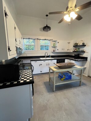 Fridge, microwave, oven, stovetop - Welcome to The Quilt Haven! (Metter)