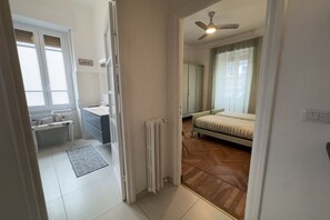 2 habitaciones, tabla de planchar con plancha, wifi y ropa de cama 