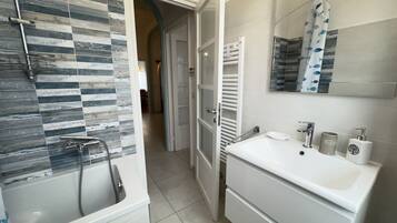 Dusche, Haartrockner, Bidet, HandtĂŒcher