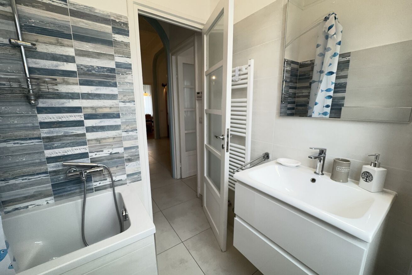 Douche, sèche-cheveux, bidet, serviettes fournies