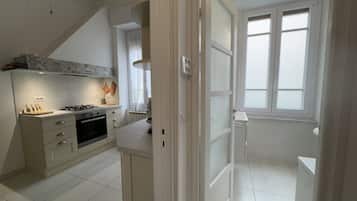 Frigorifero, microonde, forno, piano cottura
